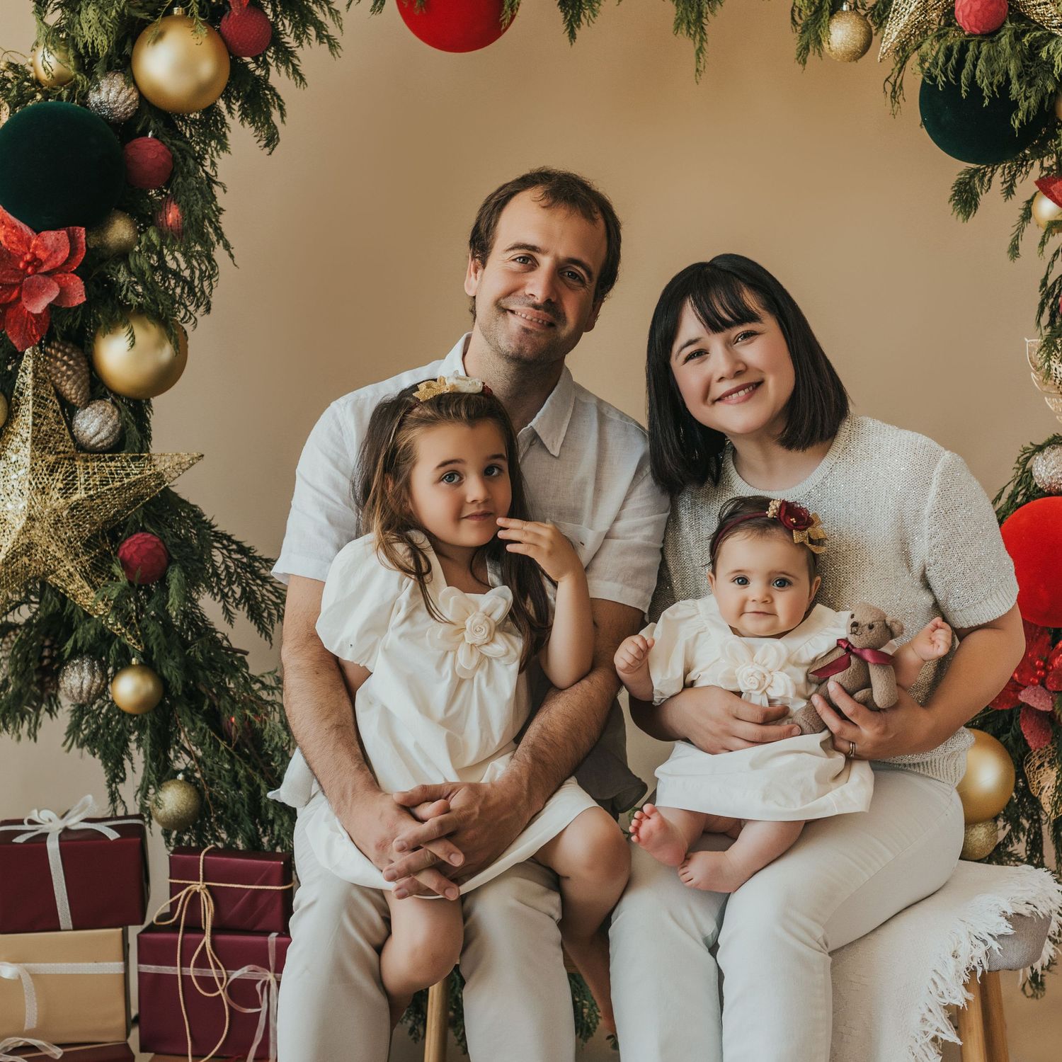 Fotografía familiar en estudio, momentos espontáneos y luz natural. Estudio en Reñaca. Mini Sesión Navidad.