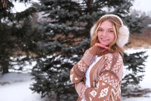 senior portrait session, outdoors, winter snow, high school graduation photos