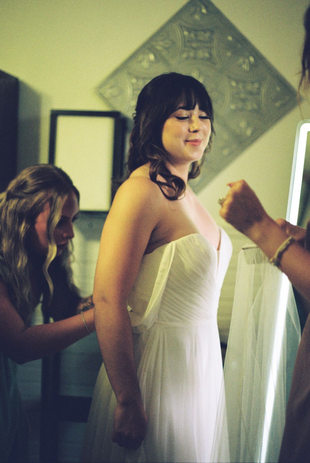 St. Louis wedding bride getting ready