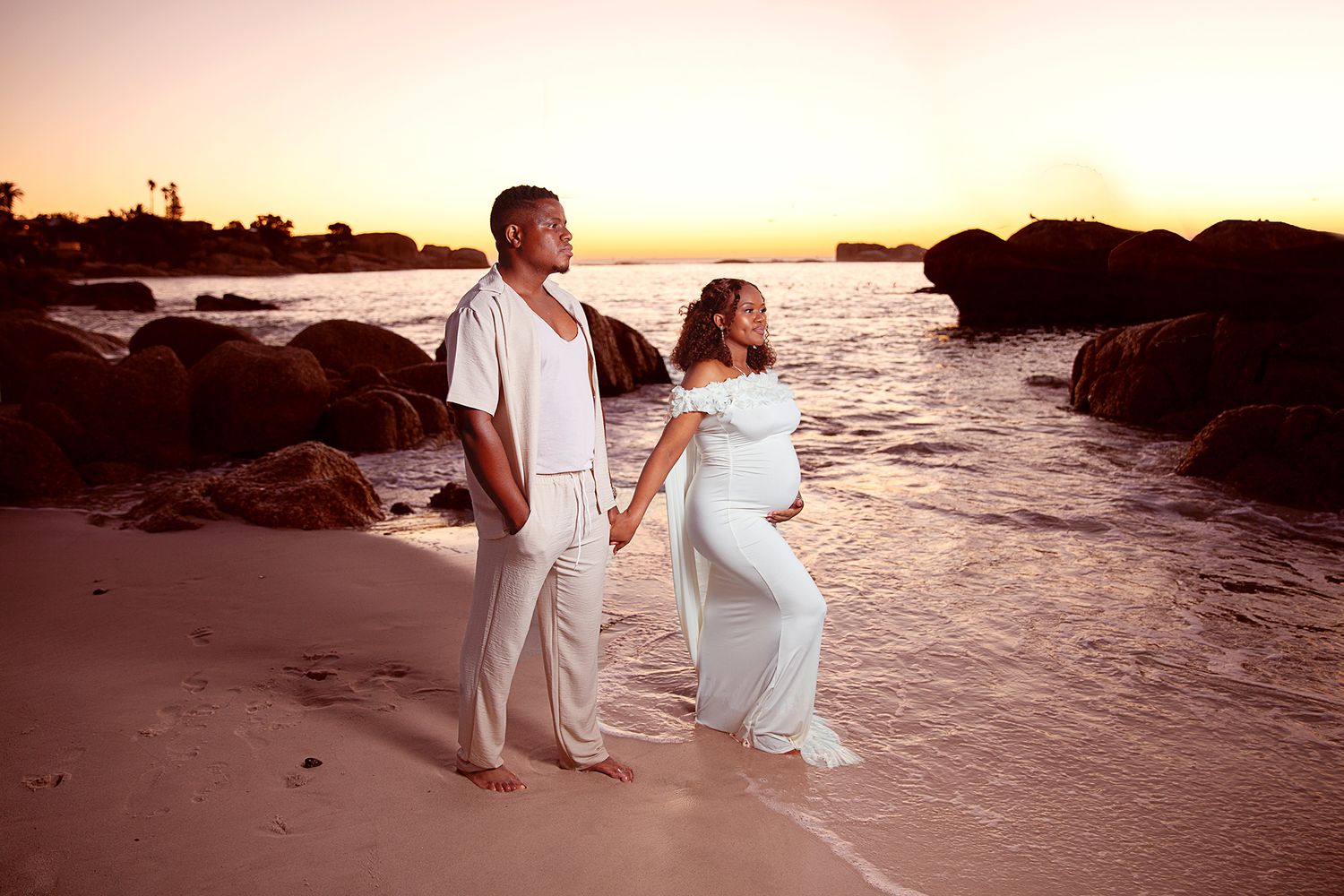 Cape Town Maternity photographer. Outdoor Maternity maternity photography. Beach Maternity Photo shoot. Sunset Maternity Session. momtobe
