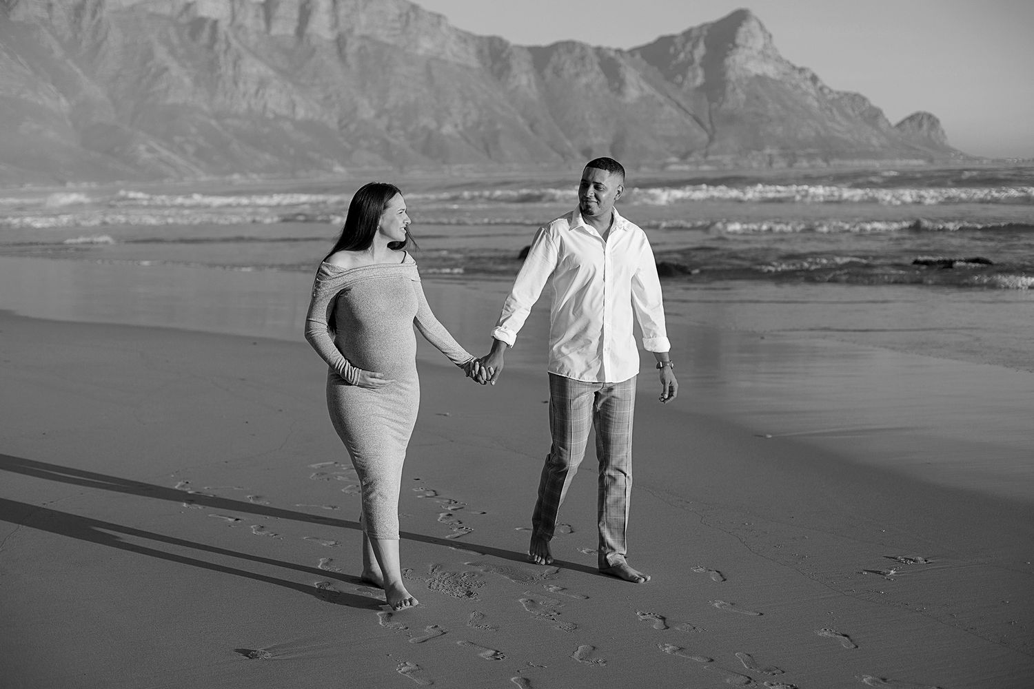 Cape Town Maternity photographer. Outdoor Maternity maternity photography. Beach Maternity Photo shoot. Sunset Maternity Session. momtobe