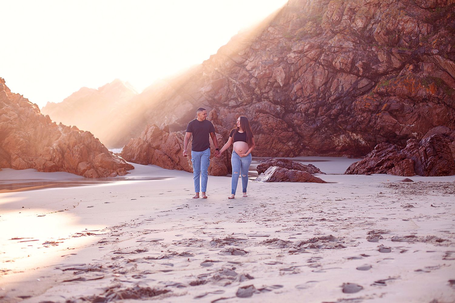 Dappat Se Gat capuring beautiful maternity photo shoot. Cape Town Maternity photographer. Gender reveal photo shoot in Cape Town. Maternity