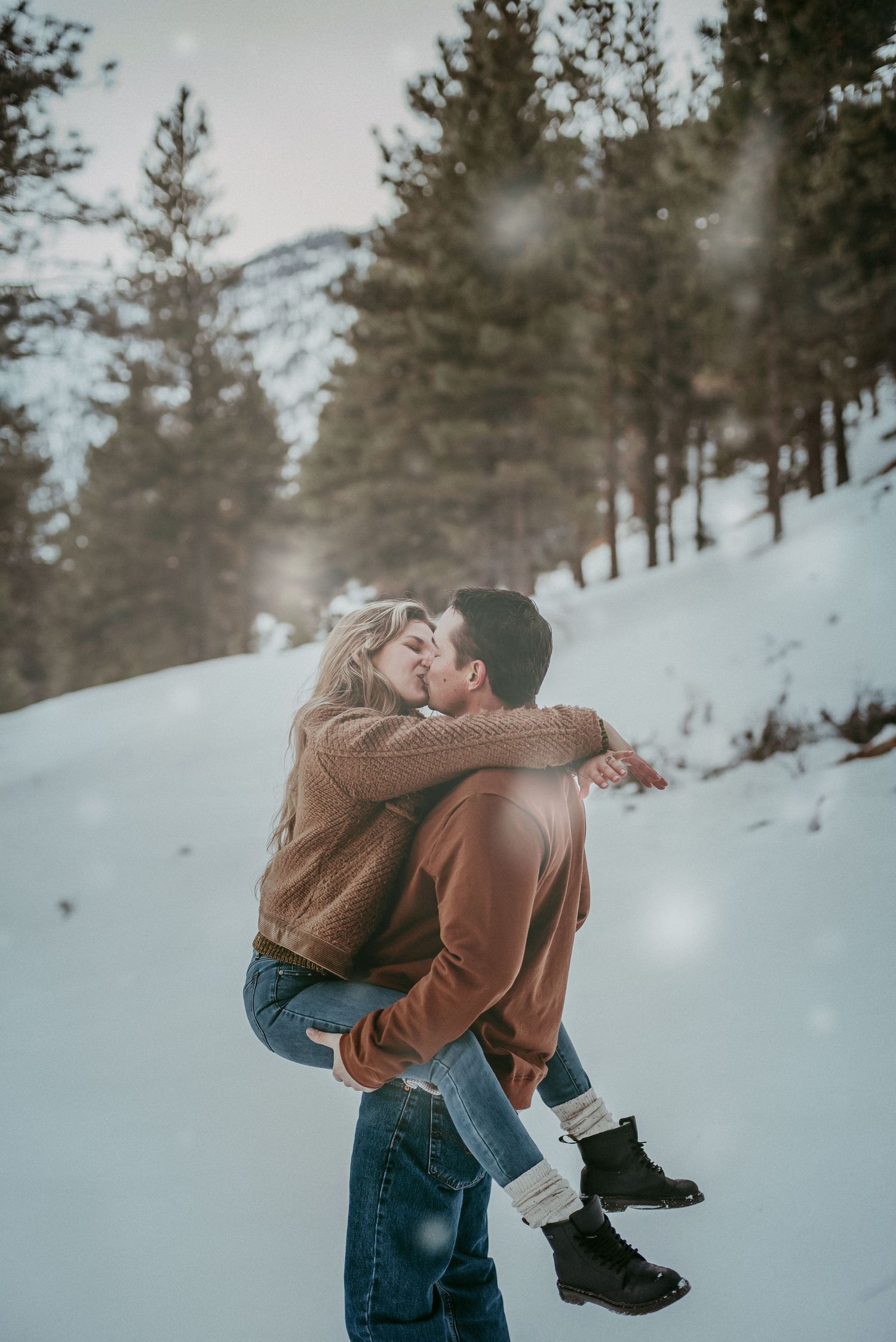 Romantic couple photography in a snowy Lake Tahoe mountain setting, capturing love and adventure in winter.