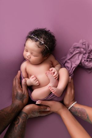 Dallas newborn photographer that provides a luxury in-home client experience.