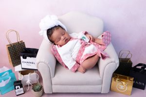 Dallas newborn photographer that provides a luxury in-home client experience.