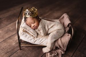 Dallas newborn photographer that provides a luxury in-home client experience.