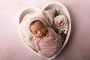 Dallas newborn photographer that provides a luxury in-home client experience.