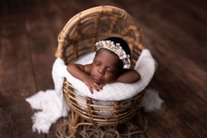 Dallas newborn photographer that provides a luxury in-home client experience.