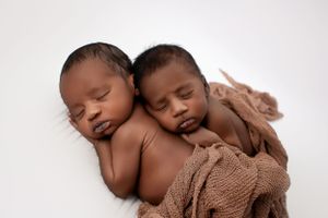 Dallas newborn photographer that provides a luxury in-home client experience.