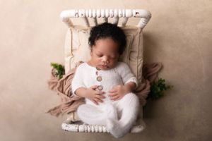 Dallas newborn photographer that provides a luxury in-home client experience.