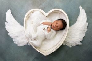 Dallas newborn photographer that provides a luxury in-home client experience.