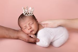 Dallas newborn photographer that provides a luxury in-home client experience.