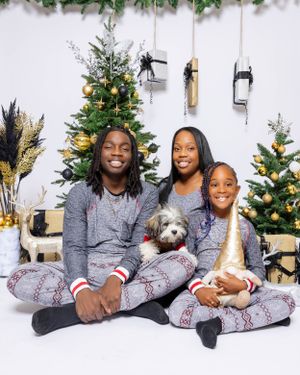 Best photographer for Christmas family photos in Mississauga