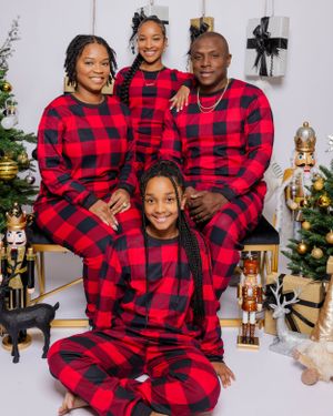 Best photographer for Christmas family photos in Brampton