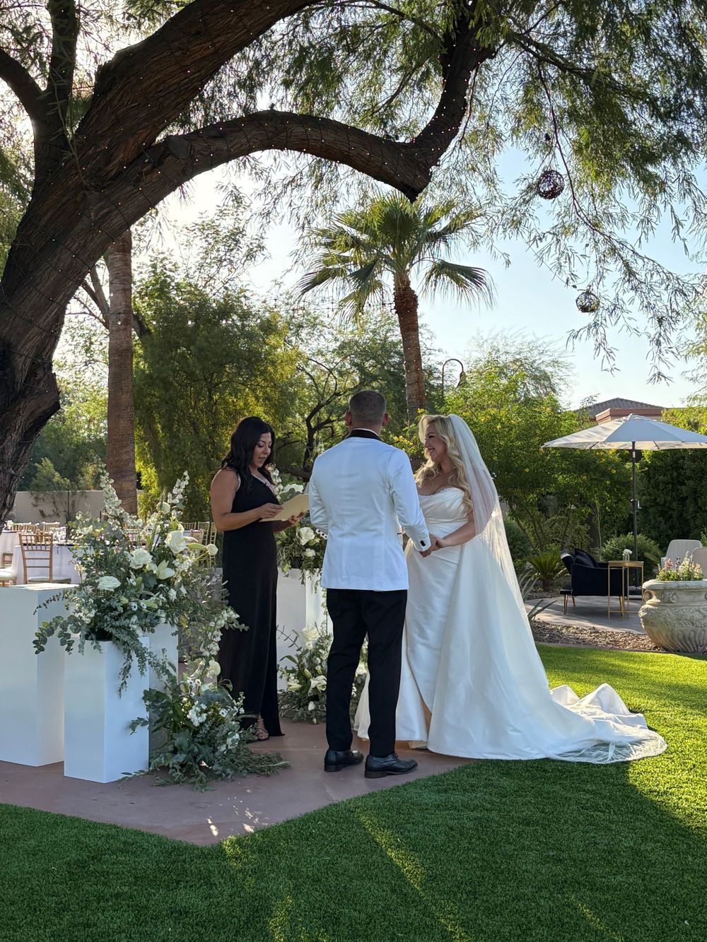 Summer wedding in Phoenix, photos by Taylor Schlicht Photo, and the wedding content creator was Quarter Circle Weddings.