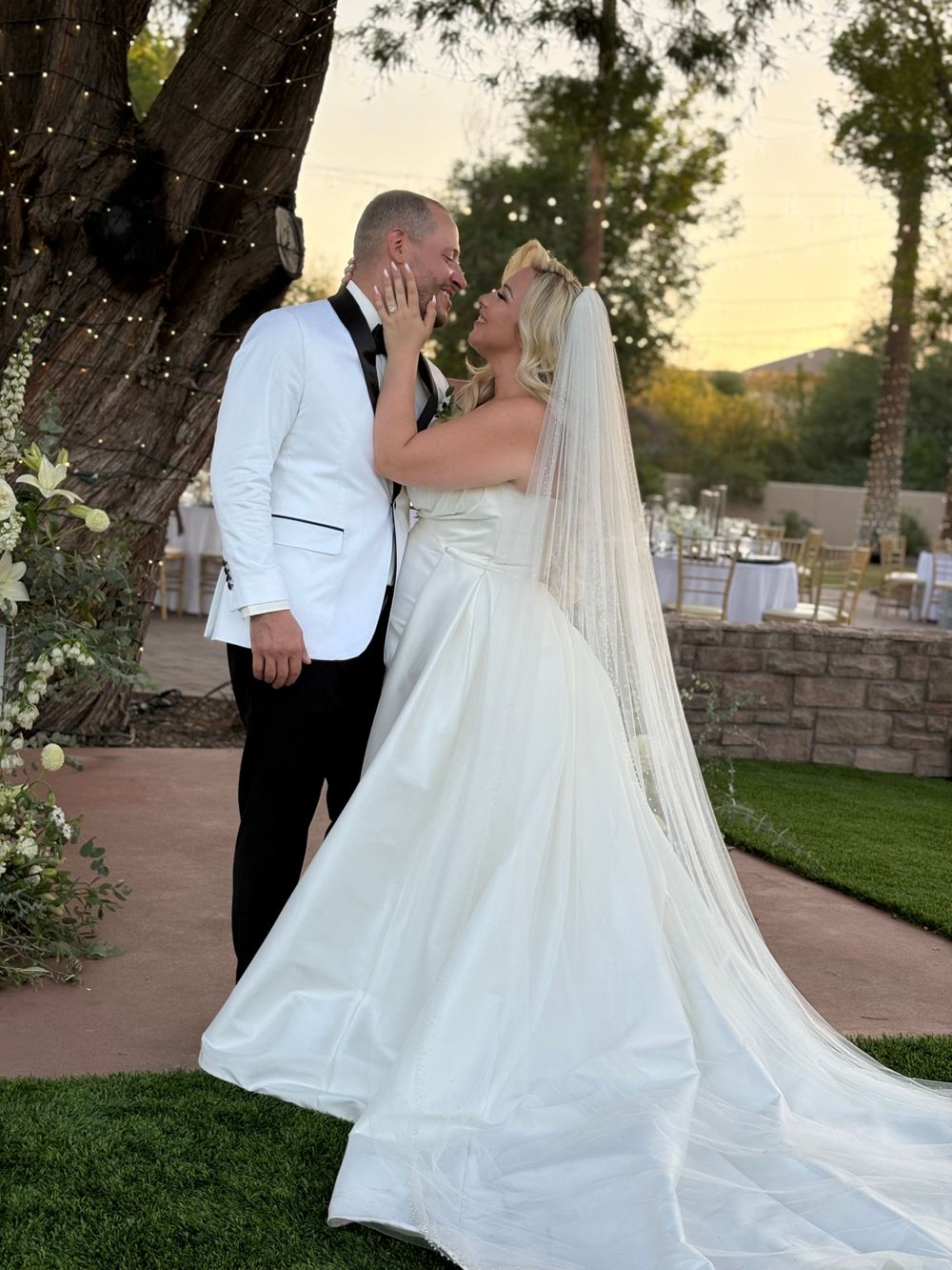 Summer wedding in Phoenix, photos by Taylor Schlicht Photo, and the wedding content creator was Quarter Circle Weddings.