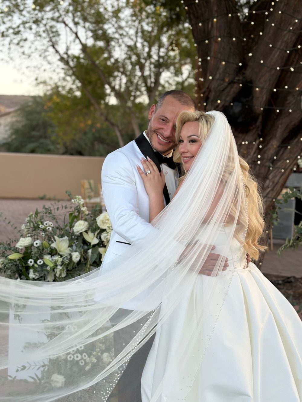 Summer wedding in Phoenix, photos by Taylor Schlicht Photo, and the wedding content creator was Quarter Circle Weddings.