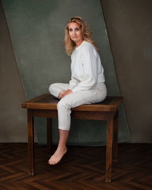 Stijlvol portret van een vrouw boven de 40, een prachtig resultaat van een professionele fotoshoot.