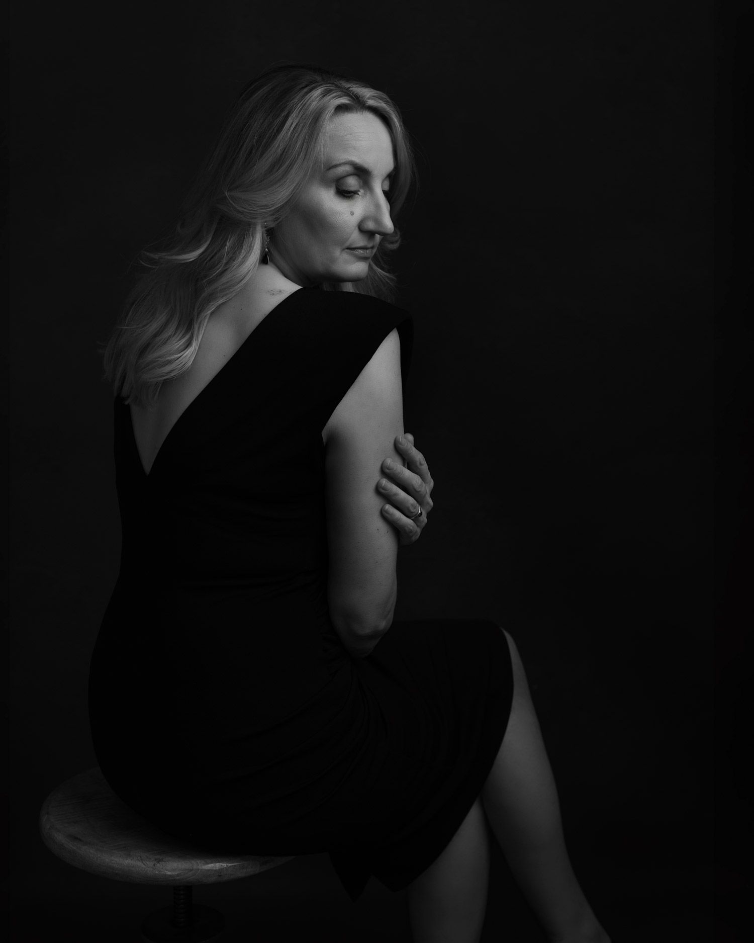 Portret van een vrouw van 40+, elegant en krachtig vastgelegd, perfect voor wie haar unieke uitstraling wil laten vereeuwigen.