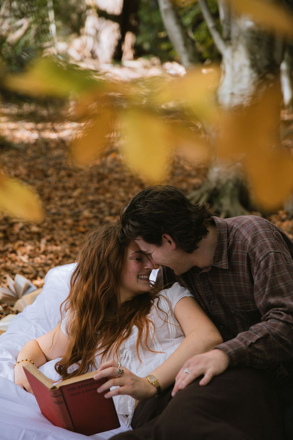Autumn couples photoshoot, fall couple photography, golden autumn leaves, romantic outdoor portraits, cosy couple session, warm earthy tones