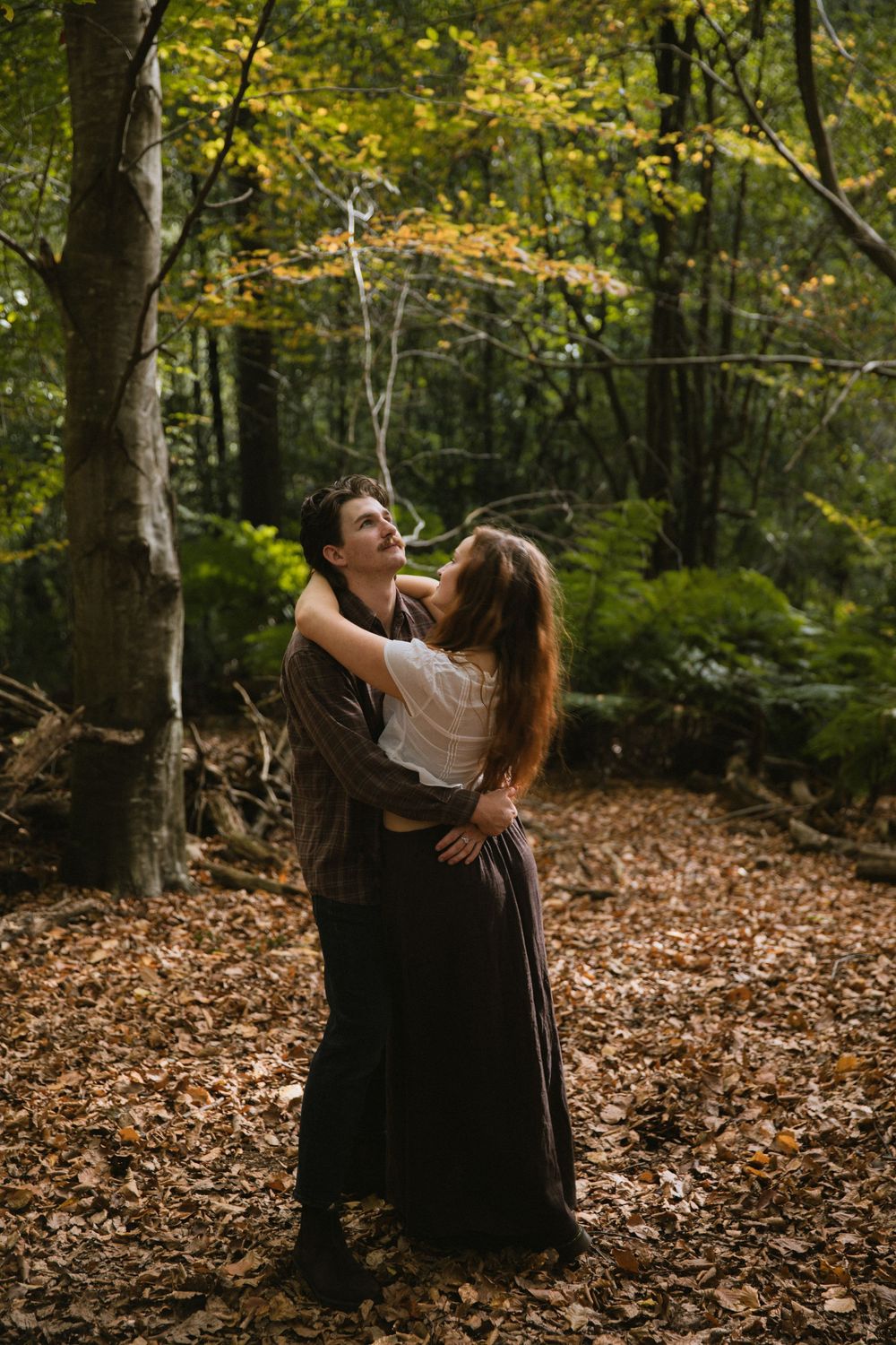 Autumn couples photoshoot, fall couple photography, golden autumn leaves, romantic outdoor portraits, cosy couple session, warm earthy tones