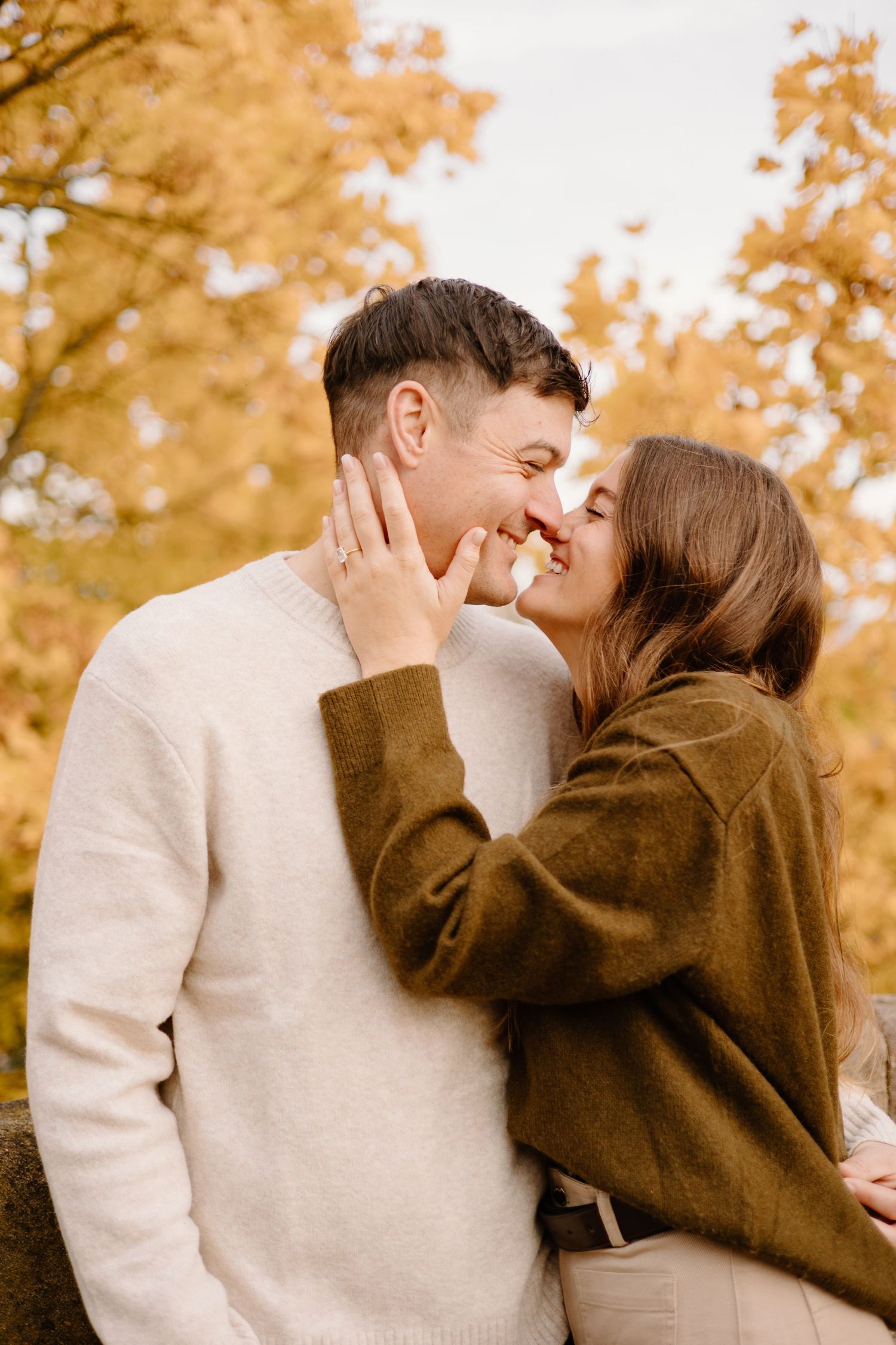 Paarshooting Nurnberg, Couple kissing at the Nurnberg Imperial Castle, Engagement Photos, Couples Photoshoot, Johanna Patton Photography