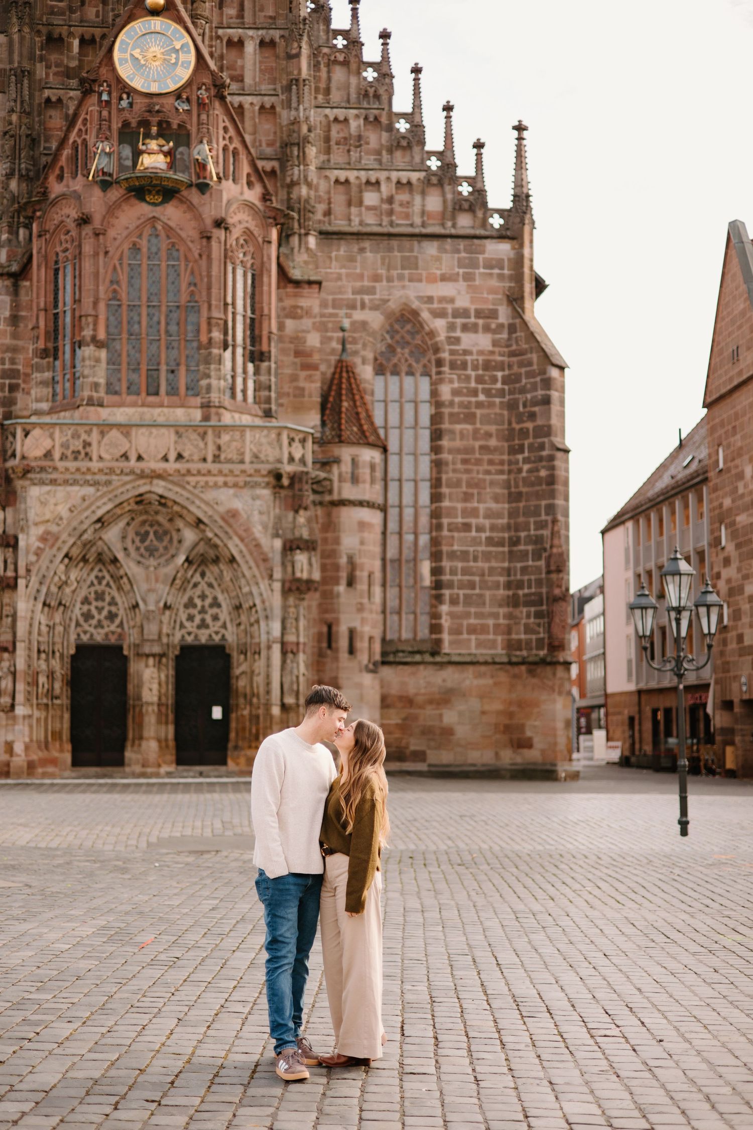 Paarshooting Nurnberg, Couple walking in the Hauptmarkt in Nuremberg, Engagement Photography, Bavarian Couples Photoshoot,