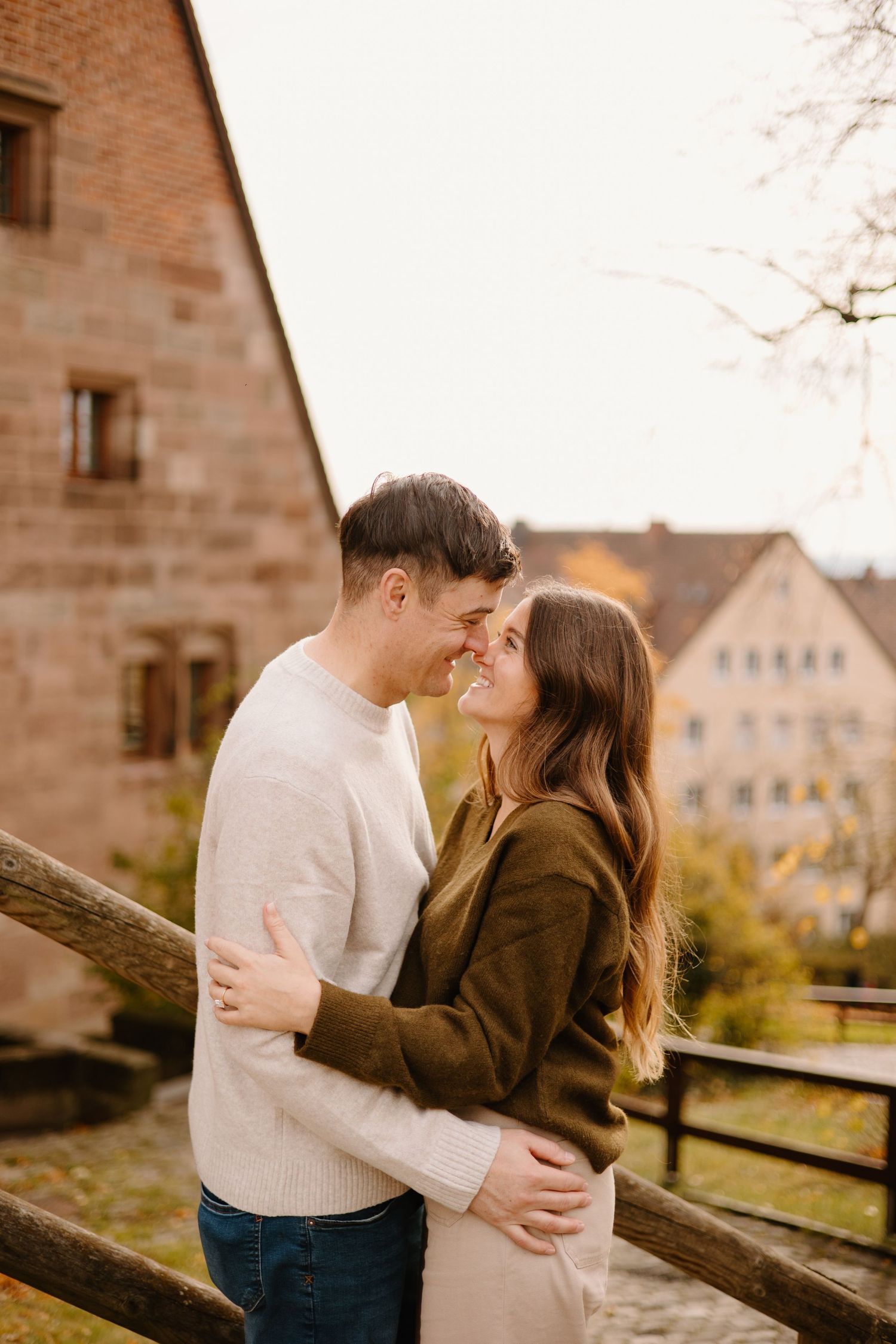 Paarshooting Nurnberg, Couple kissing at the Nurnberg Imperial Castle, Engagement photos, Couples Photoshoot, Johanna Patton Photography