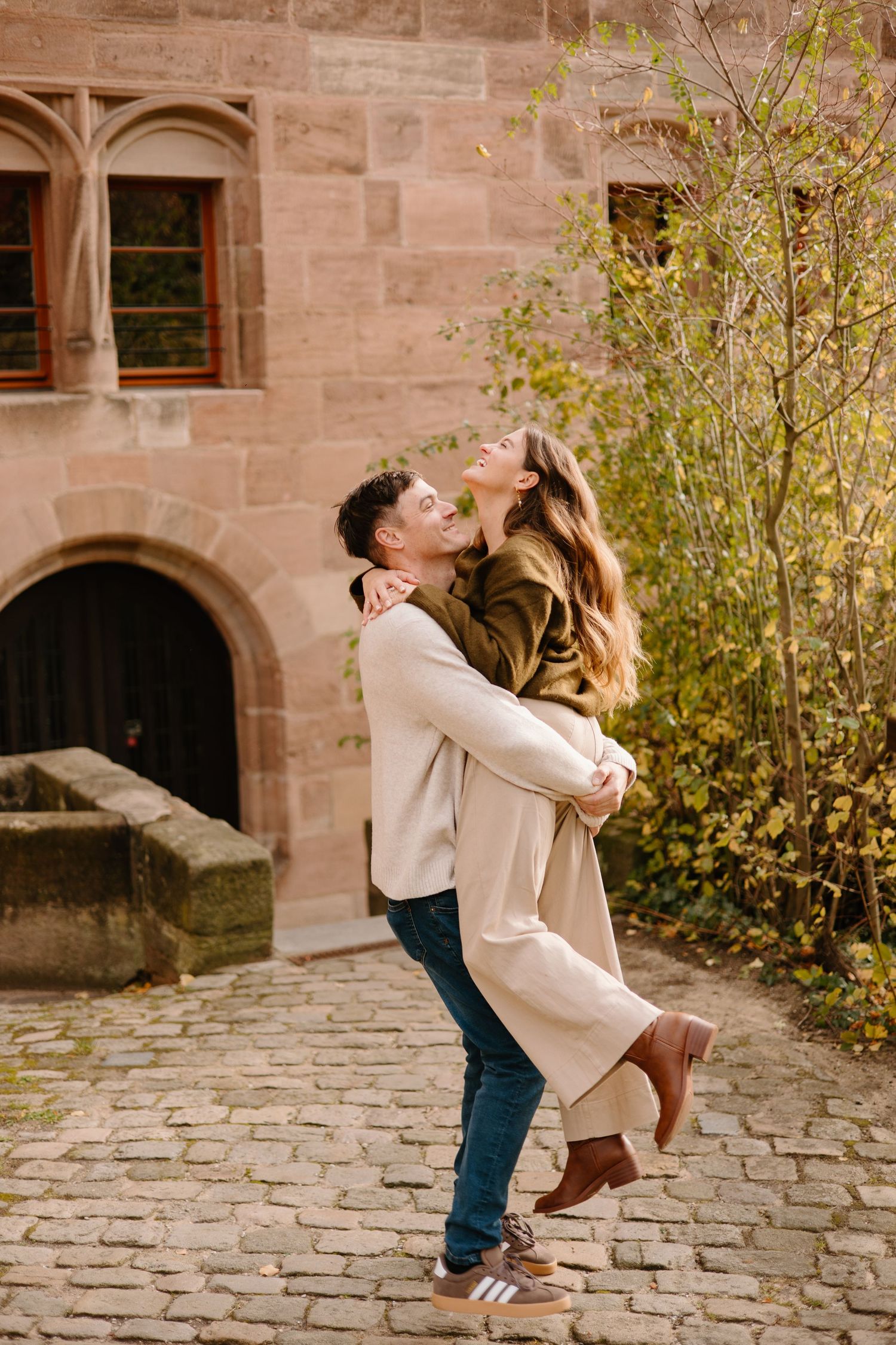 Paarshooting Nurnberg, Couple kissing at the Nurnberg Imperial Castle, Engagement Photos, Couples Photoshoot, Johanna Patton Photography