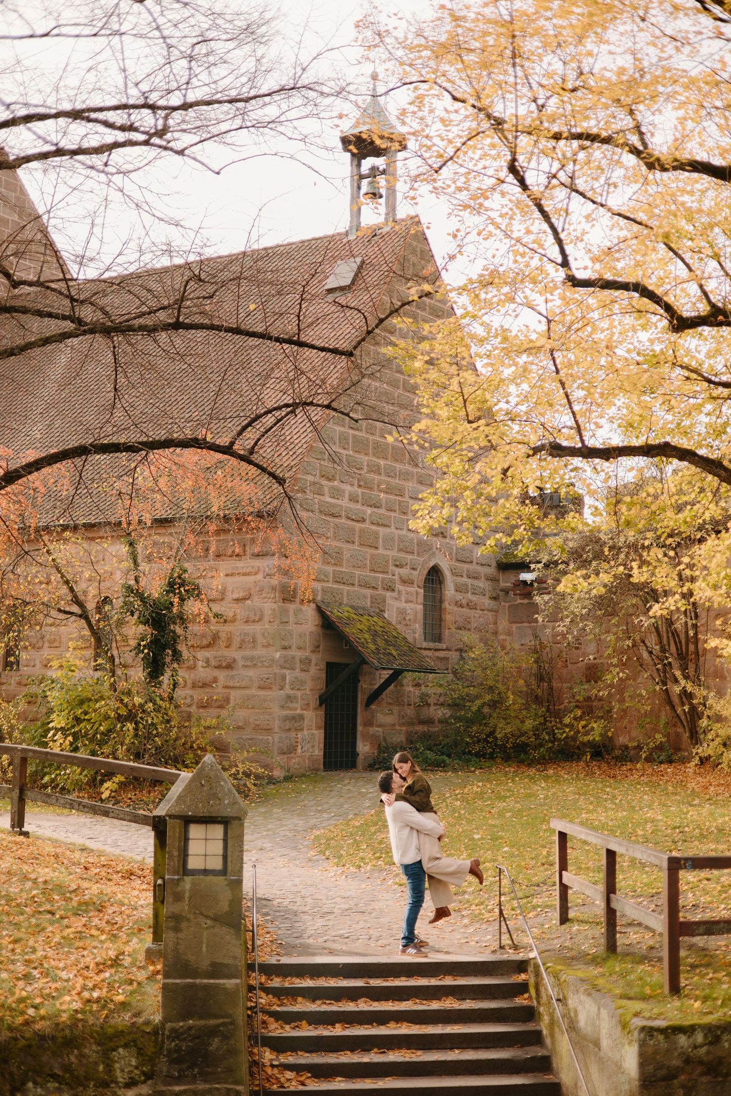 Paarshooting Nurnberg, Couple kissing at the Nurnberg Imperial Castle, Engagement photos, Couples Photoshoot, Johanna Patton Photography