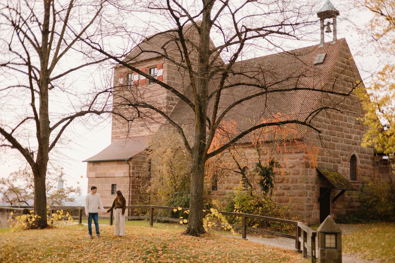 Paarshooting Nurnberg, Couple kissing at the Nurnberg Imperial Castle, Engagement photos, Couples Photoshoot, Johanna Patton Photography