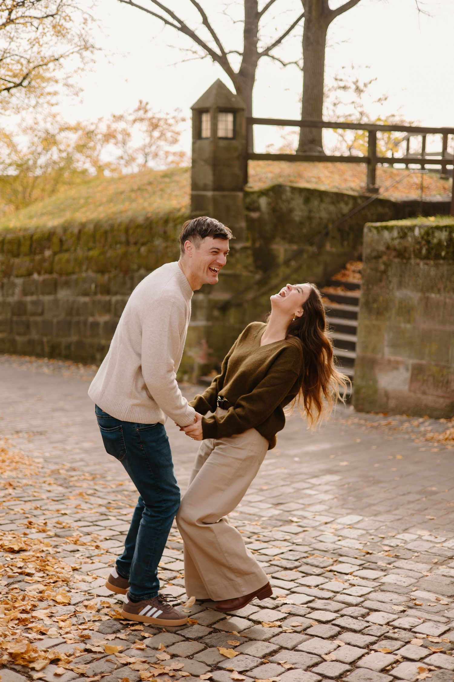 Paarshooting Nurnberg, Couple laughing in the Nurnberg Imperial Castle, Engagement Photos, Couples Photoshoot, Johanna Patton Photography