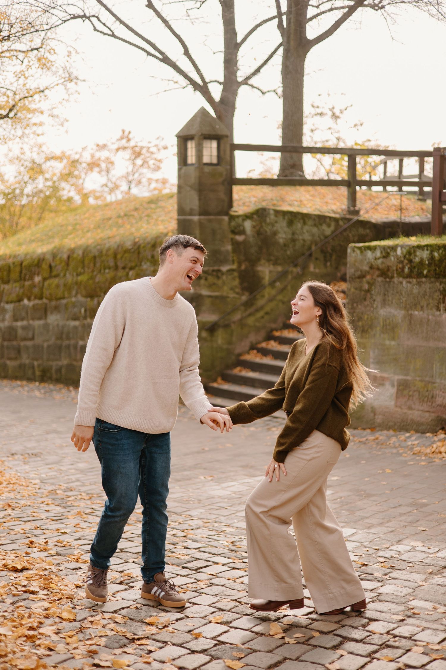 Paarshooting Nurnberg, Couple laughing in the Nurnberg Imperial Castle, Engagement Photos, Couples Photoshoot, Johanna Patton Photography