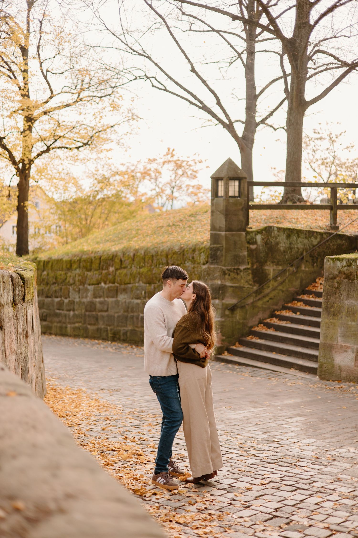Paarshooting Nurnberg, Couple kissing at the Nurnberg Imperial Castle, Engagement Photoshoot, Couples Photoshoot, Johanna Patton Photography