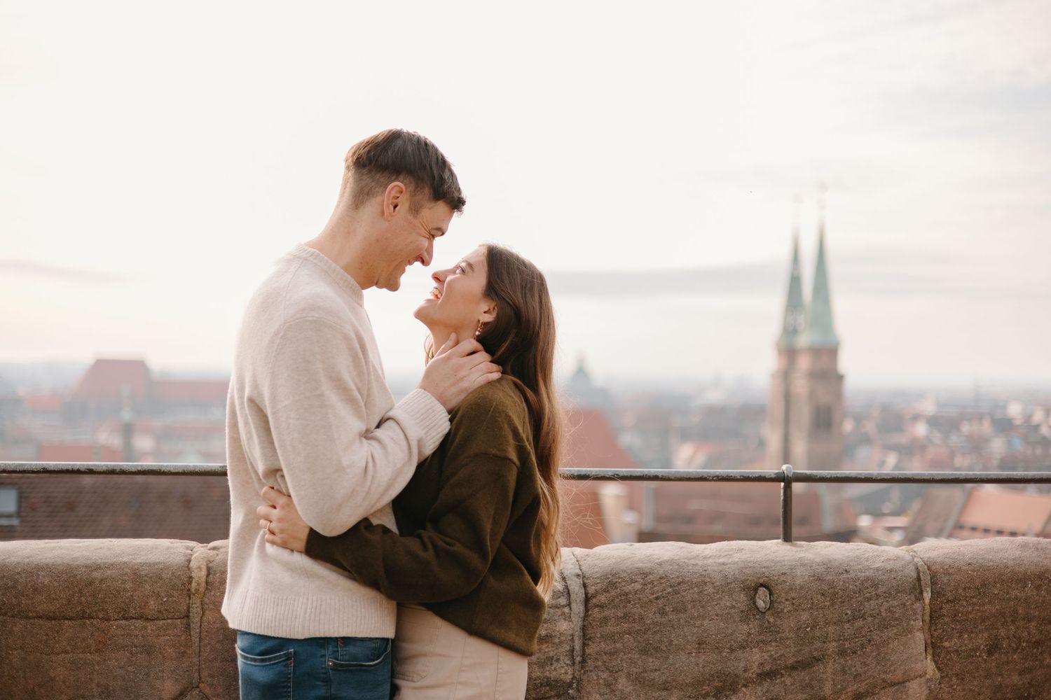 Paarshooting Nurnberg, Couple kissing at the Nurnberg Imperial Castle, Engagement Photoshoot, Couples Photoshoot, Johanna Patton Photography