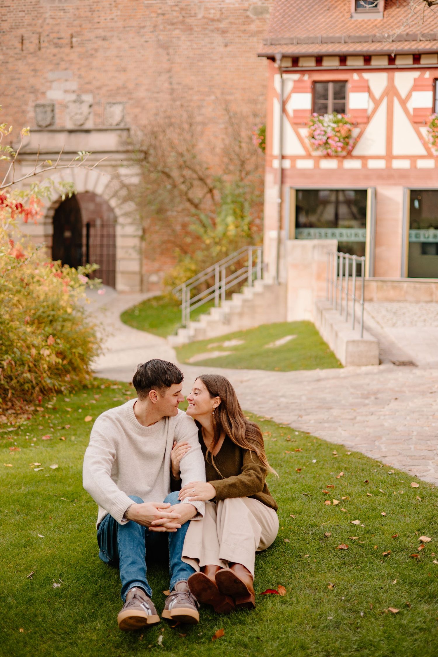 Paarshooting Nurnberg, Couple kissing at the Nurnberg Imperial Castle, Engagement Photoshoot, Couples Photoshoot, Johanna Patton Photography