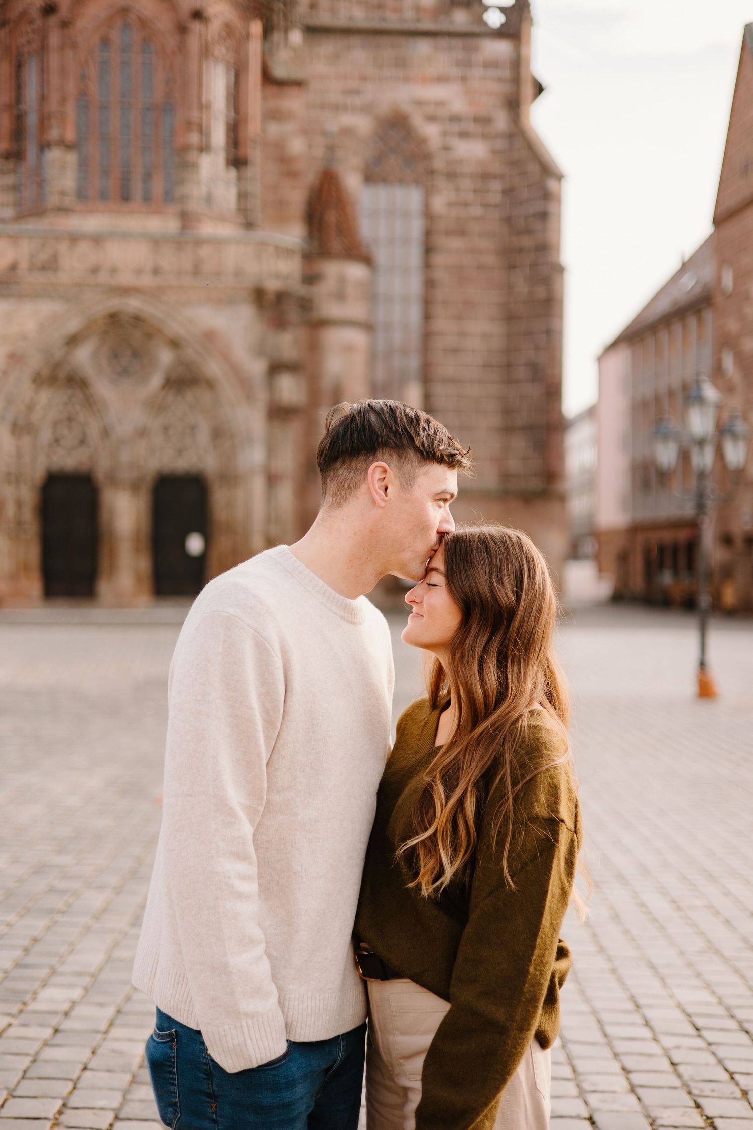 Paarshooting Nurnberg, Couple walking in the Hauptmarkt in Nuremberg, Engagement Photography, Bavarian Couples Photoshoot,