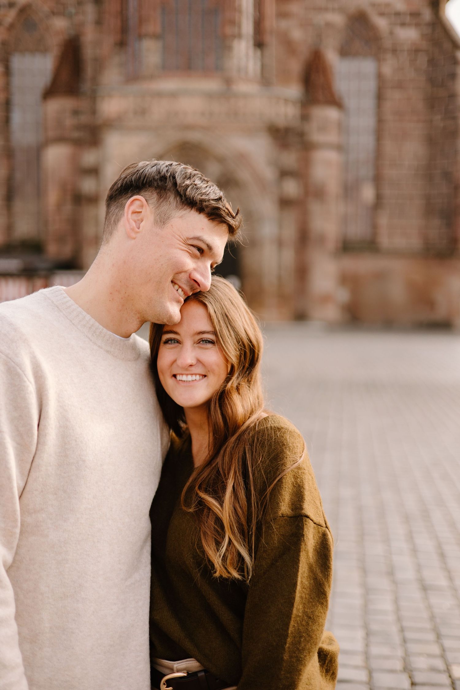 Paarshooting Nurnberg, Couple walking in the Hauptmarkt in Nuremberg, Engagement Photography, Bavarian Couples Photoshoot,