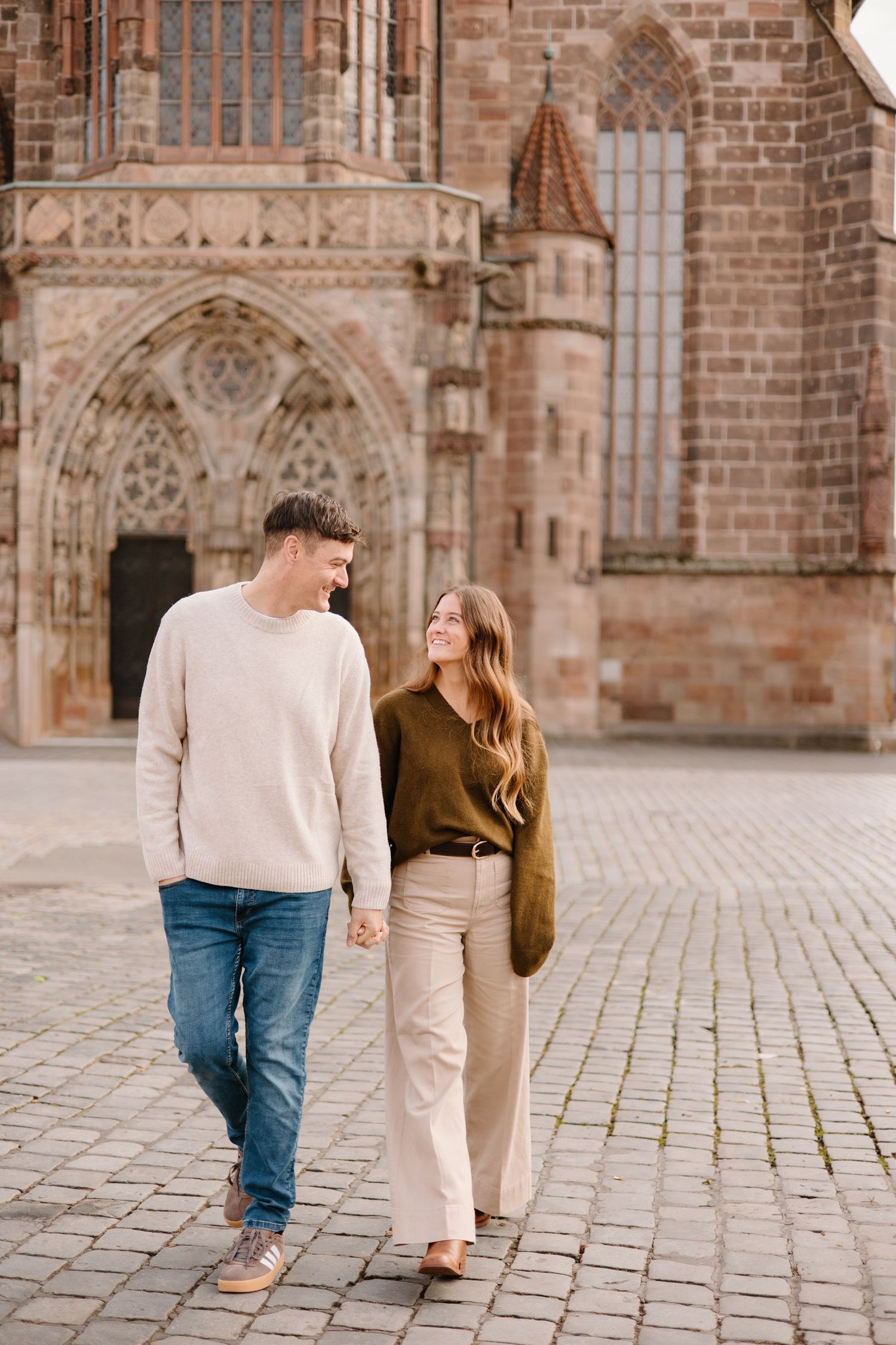 Paarshooting Nurnberg, Couple walking in the Hauptmarkt in Nuremberg, Engagement Photography, Bavarian Couples Photoshoot,