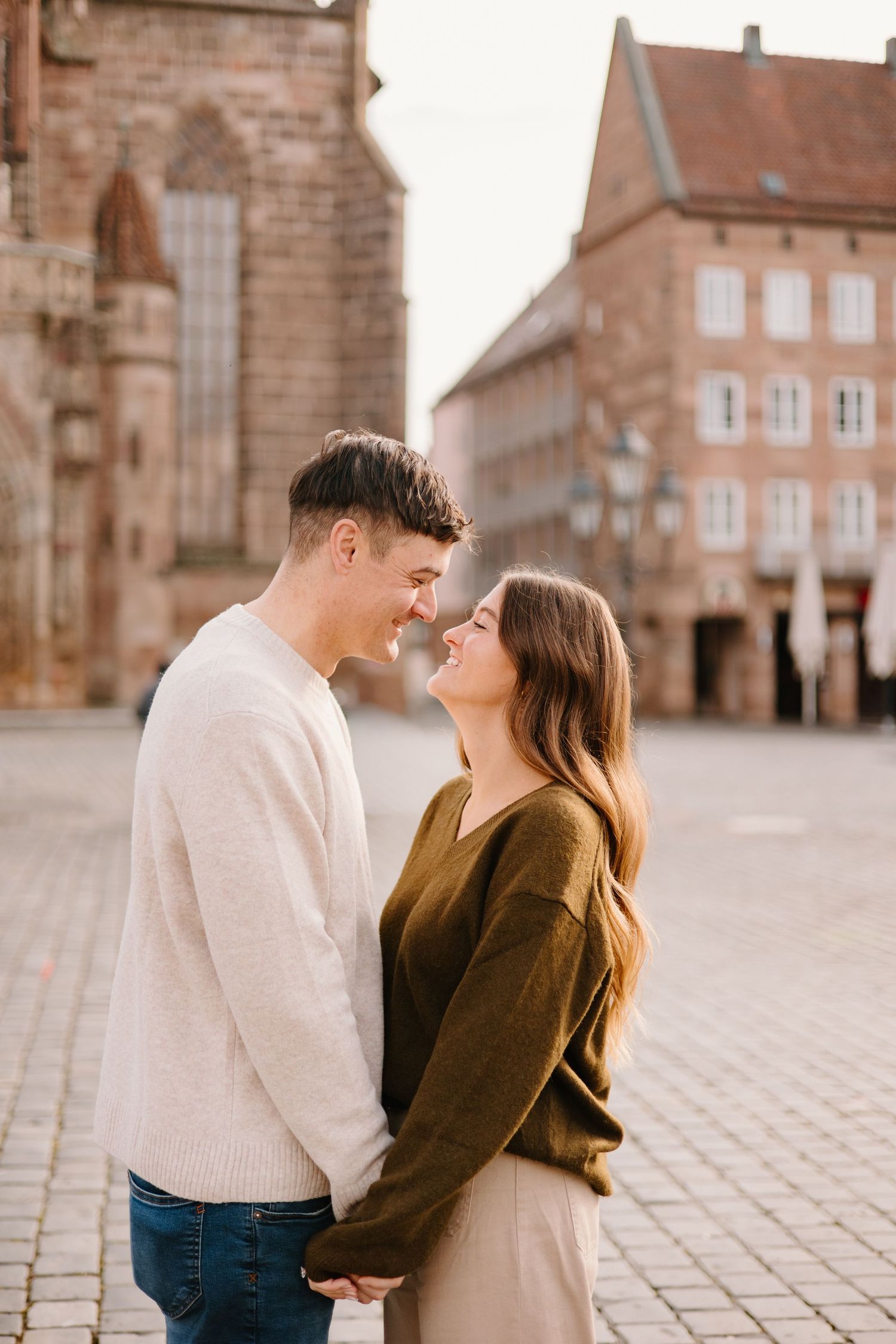 Paarshooting Nurnberg, Couple walking in the Hauptmarkt in Nuremberg, Engagement Photography, Bavarian Couples Photoshoot,
