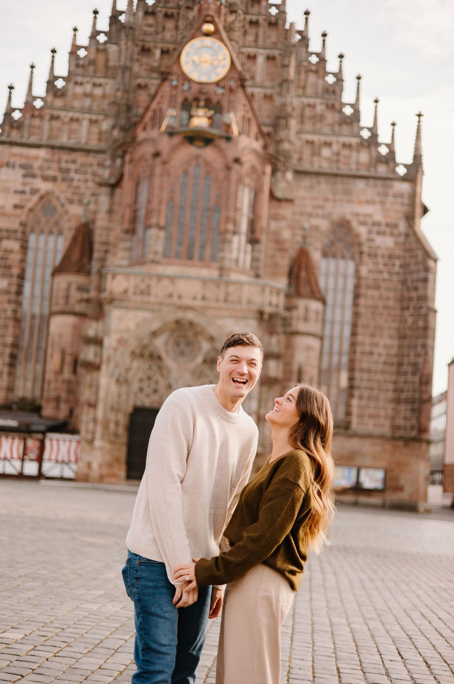 Paarshooting Nurnberg, Couple walking in the Hauptmarkt in Nuremberg, Engagement Photography, Bavarian Couples Photoshoot,