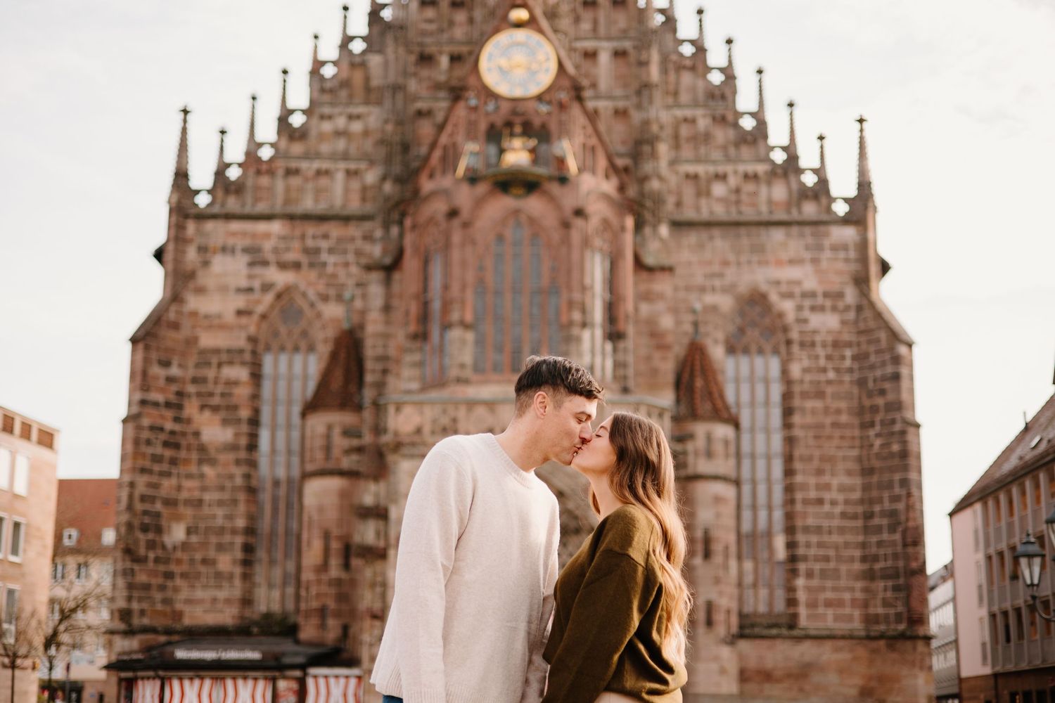 Paarshooting Nurnberg, Couple walking in the Hauptmarkt in Nuremberg, Engagement Photography, Bavarian Couples Photoshoot,