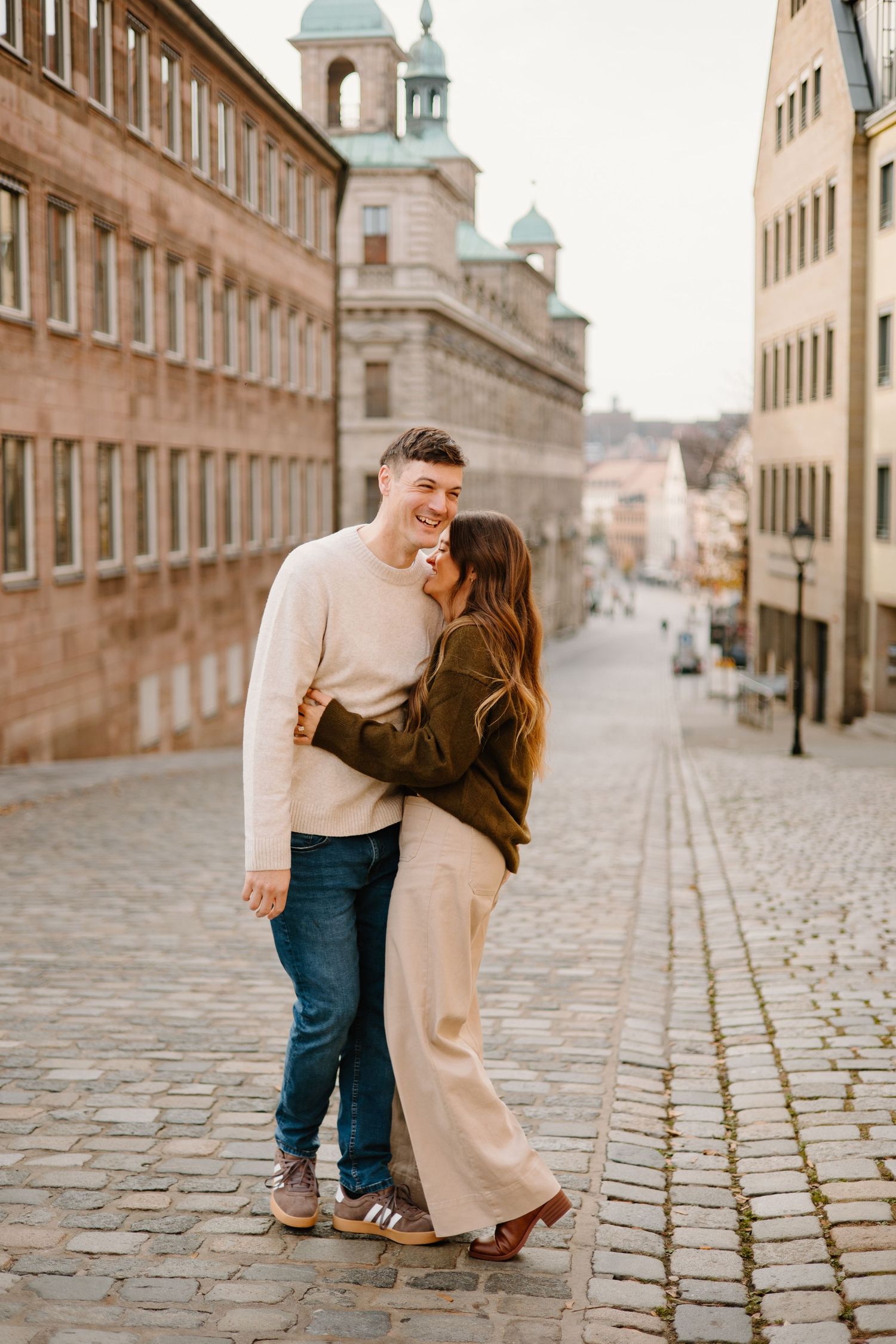 Paarshooting Nurnberg, Couple walking in the Hauptmarkt in Nuremberg, Engagement Photography, Bavarian Couples Photoshoot, Paarfotografie,