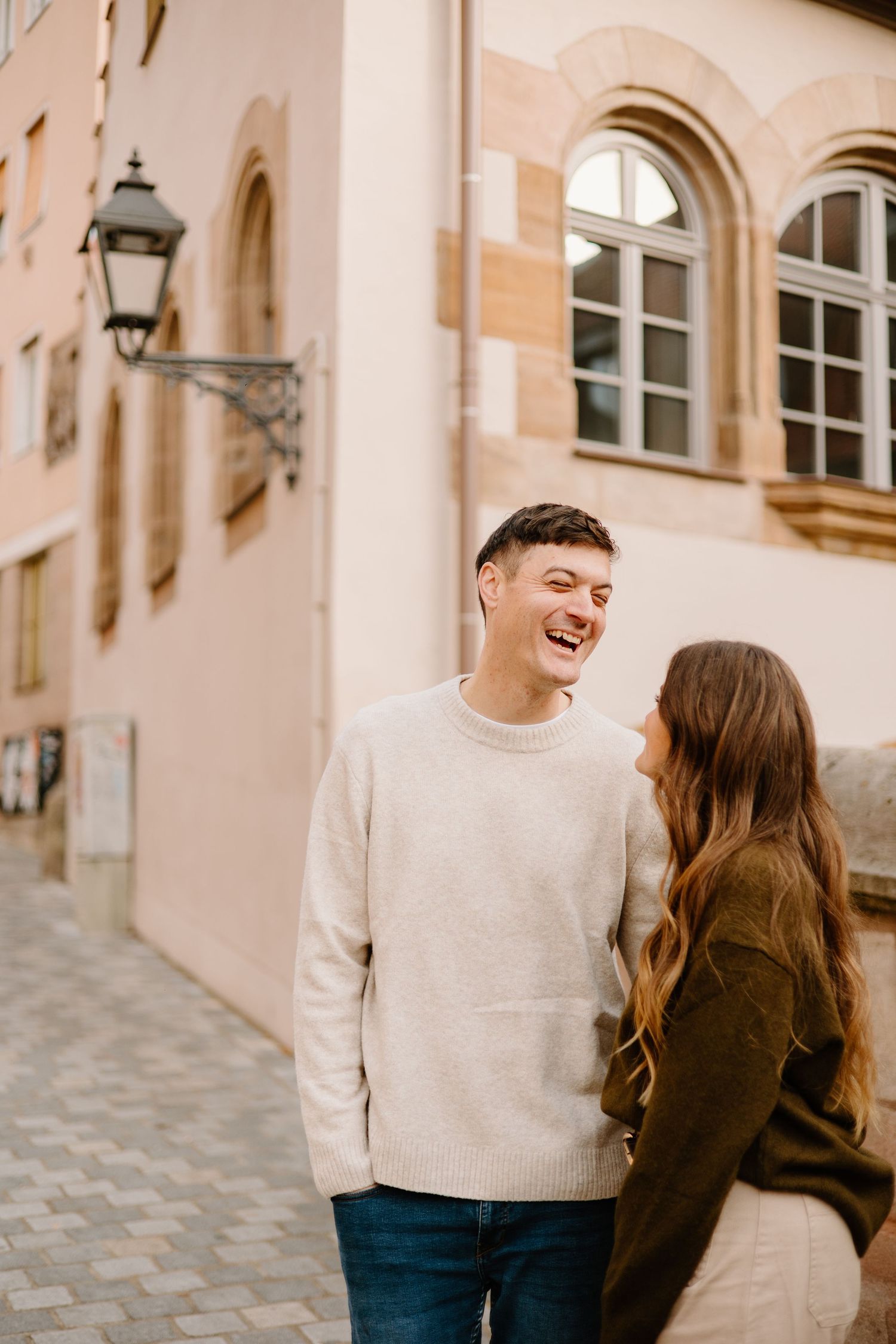 Paarshooting Nurnberg, Couple walking in the Hauptmarkt in Nuremberg, Engagement Photography, Bavarian Couples Photoshoot, Paarfotografie,