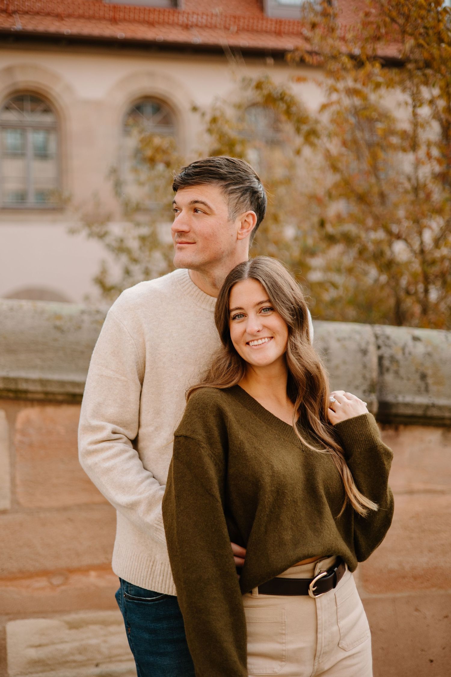 Paarshooting Nurnberg, Couple walking in the Hauptmarkt in Nuremberg, Engagement Shoot, Couples Photoshoot, Johanna Patton Photography