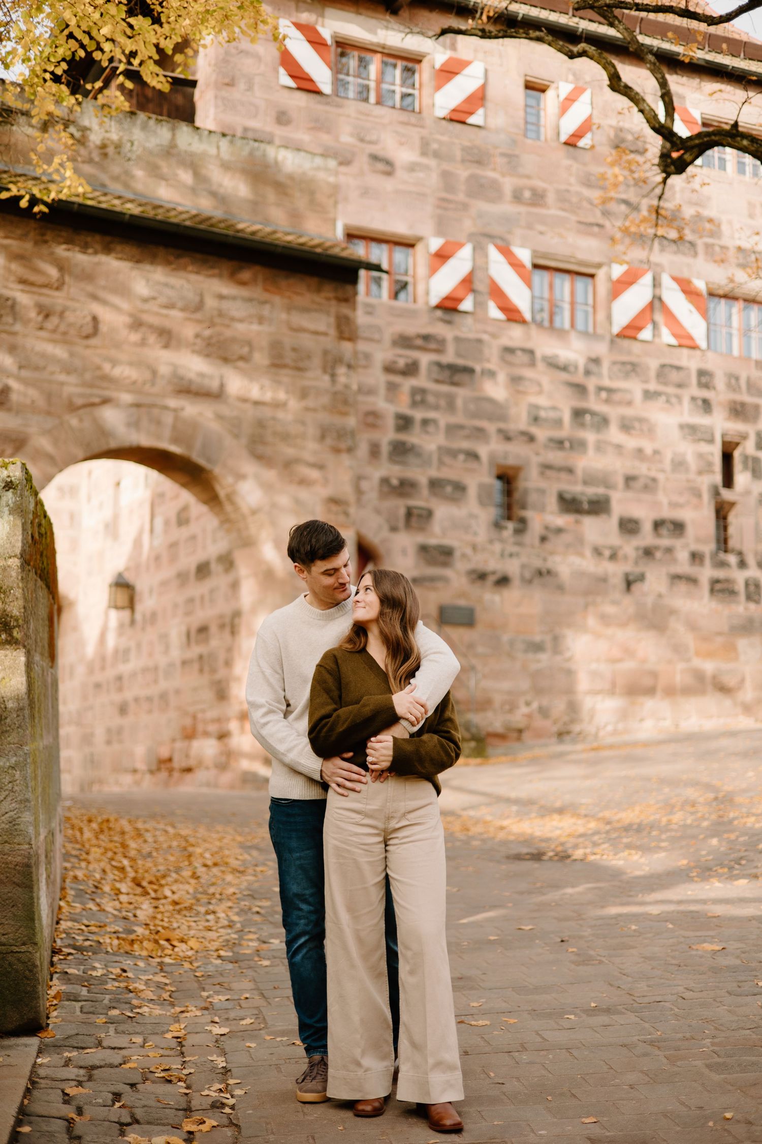Paarshooting Nurnberg, Couple walking in the Hauptmarkt in Nuremberg, Engagement Shoot, Couples Photoshoot, Johanna Patton Photography