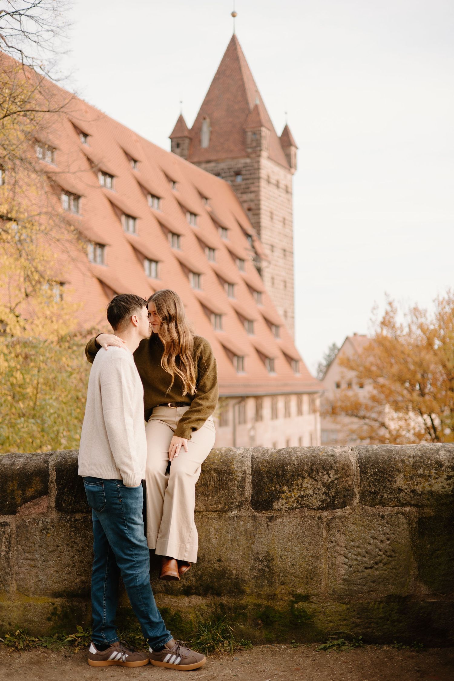 Paarshooting Nurnberg, Couple kissing at the Nurnberg Imperial Castle, Engagement Shoot, Couples Photoshoot, Johanna Patton Photography