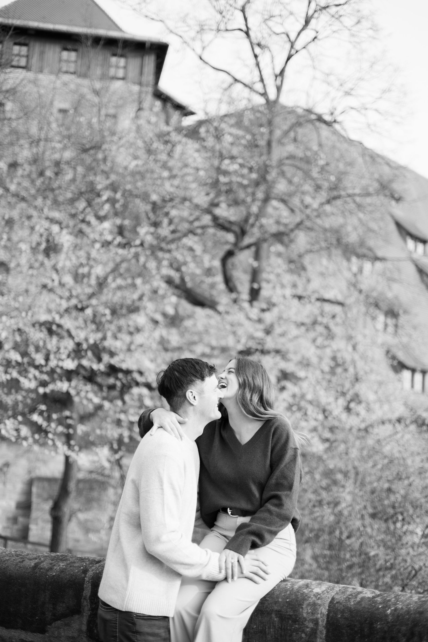 Paarshooting Nurnberg, Couple kissing at the Nurnberg Imperial Castle, Engagement Shoot, Couples Photoshoot, Johanna Patton Photography