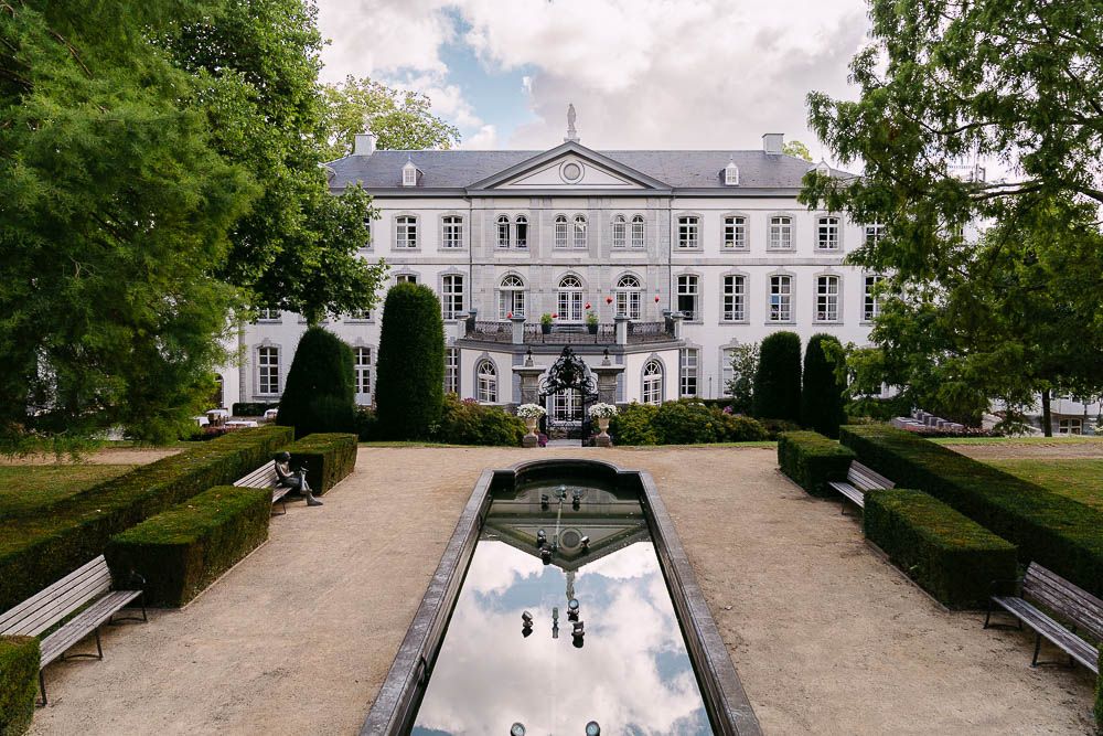 Parkanlage und Rückseite von Kasteel Bloemendal in Vaals, Niederlande.