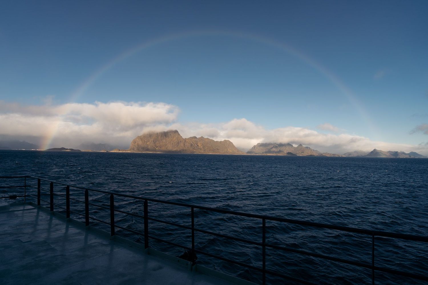 arc-en-ciel au-dessus des montagnes de skrova depuis le polarfront
